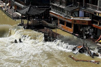 mua lu tai trung quoc 10 nguoi chet hang tram nghin nguoi phai so tan