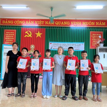 Học sinh tiểu học Thái Nguyên thích thú học tiếng Hàn Học sinh tiểu học Thái Nguyên thích thú học tiếng Hàn