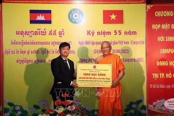 Tặng học bổng trị giá 500 triệu cho lưu học sinh Campuchia tại TP.HCM Tặng học bổng trị giá 500 triệu cho lưu học sinh Campuchia tại TP.HCM