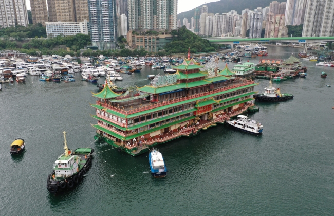 Nhà hàng nổi biểu tượng của Hong Kong chìm xuống biển