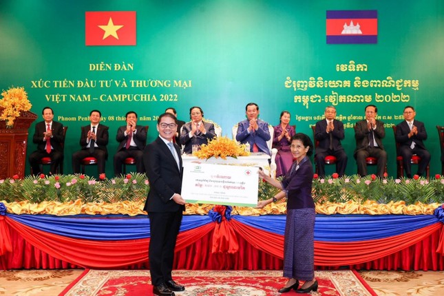 THACO AGRICULTURE trao tặng 15 xe kh&aacute;m chữa bệnh cơ động cho Hội chữ thập đỏ Campuchia ảnh 1
