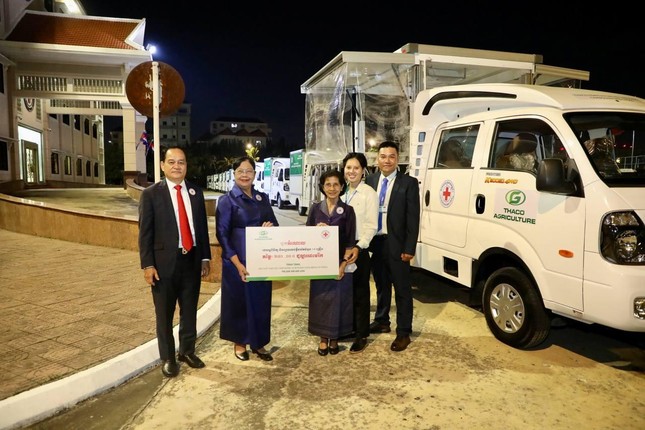 THACO AGRICULTURE trao tặng 15 xe kh&aacute;m chữa bệnh cơ động cho Hội chữ thập đỏ Campuchia ảnh 2