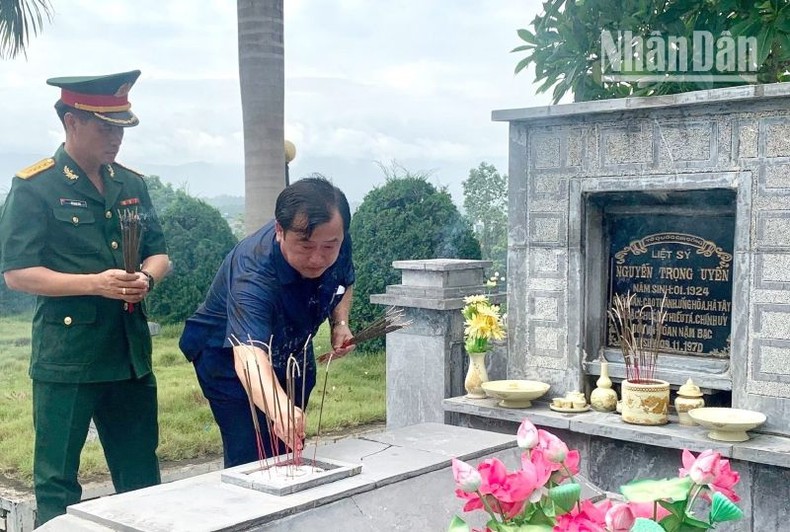 Truy điệu, an táng 8 hài cốt liệt sĩ quân tình nguyện Việt Nam hy sinh tại Lào ảnh 1