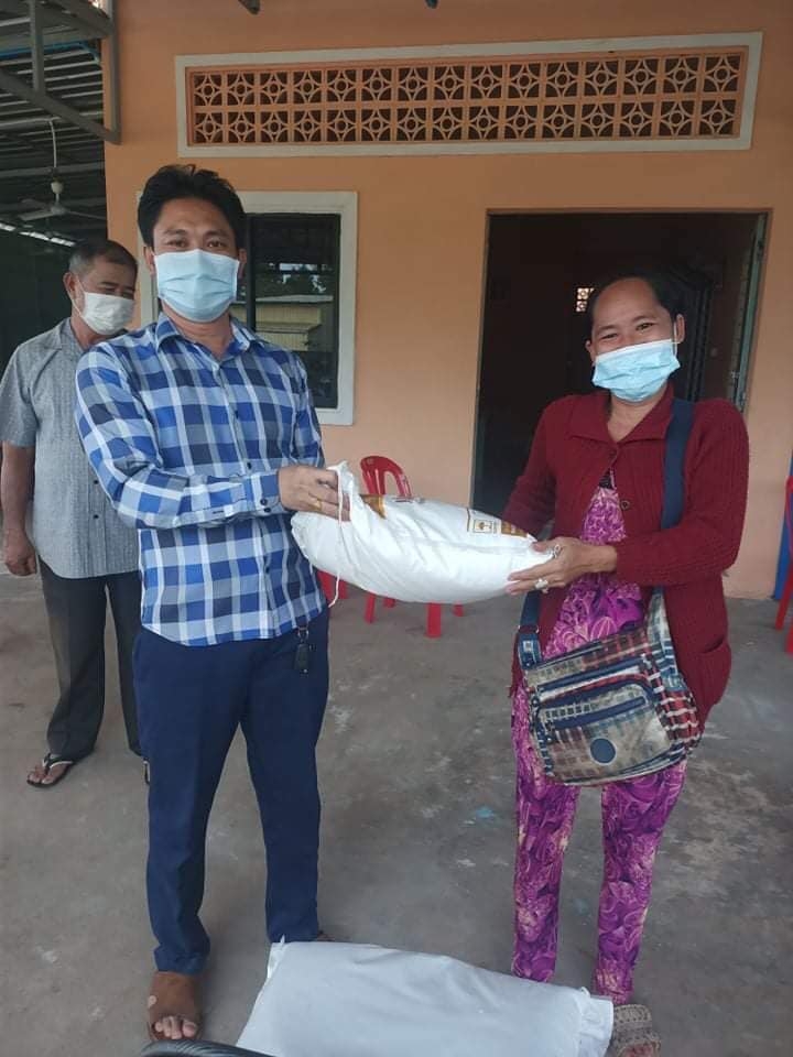 Phát quà cứu trợ cho 170 gia đình gốc Việt có hoàn cảnh đặc biệt khó khăn tại Koh Kong (Campuchia)