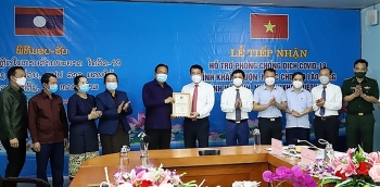 Tỉnh Khăm Muộn (Lào) trao 20.000 USD và 5 tấn gạo hỗ trợ tỉnh Hà Tĩnh chống dịch Covid-19 Tỉnh Khăm Muộn (Lào) trao 20.000 USD và 5 tấn gạo hỗ trợ tỉnh Hà Tĩnh chống dịch Covid-19