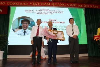 Trao tặng Huy hiệu Thành phố Hồ Chí Minh cho 7 kiều bào