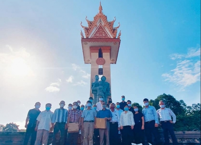 Tổng Lãnh sự quán Việt Nam tại Preah Sihanouk dâng hương tại Đài hữu nghị Campuchia-Việt Nam