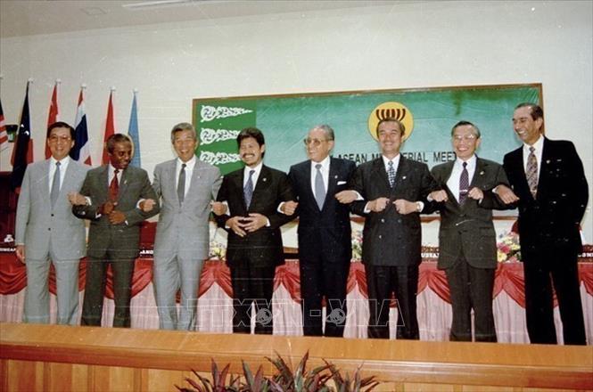 Bộ trưởng Ngoại giao Nguyễn Mạnh Cầm (thứ hai, từ phải sang), Tổng Thư ký ASEAN và các Bộ trưởng Ngoại giao ASEAN tại cuộc họp kết nạp Việt Nam trở thành thành viên chính thức thứ bảy của ASEAN, ngày 28/7/1995, tại Thủ đô Bandar Seri Begawan (Brunei) (Ảnh: TTXVN)