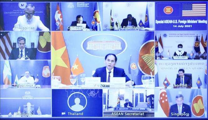 Bộ trưởng Ngoại giao Bùi Thanh Sơn (Việt Nam) cùng Bộ trưởng Ngoại giao các nước ASEAN và Hoa Kỳ dự hội nghị trực tuyến (Ảnh: TTXVN)