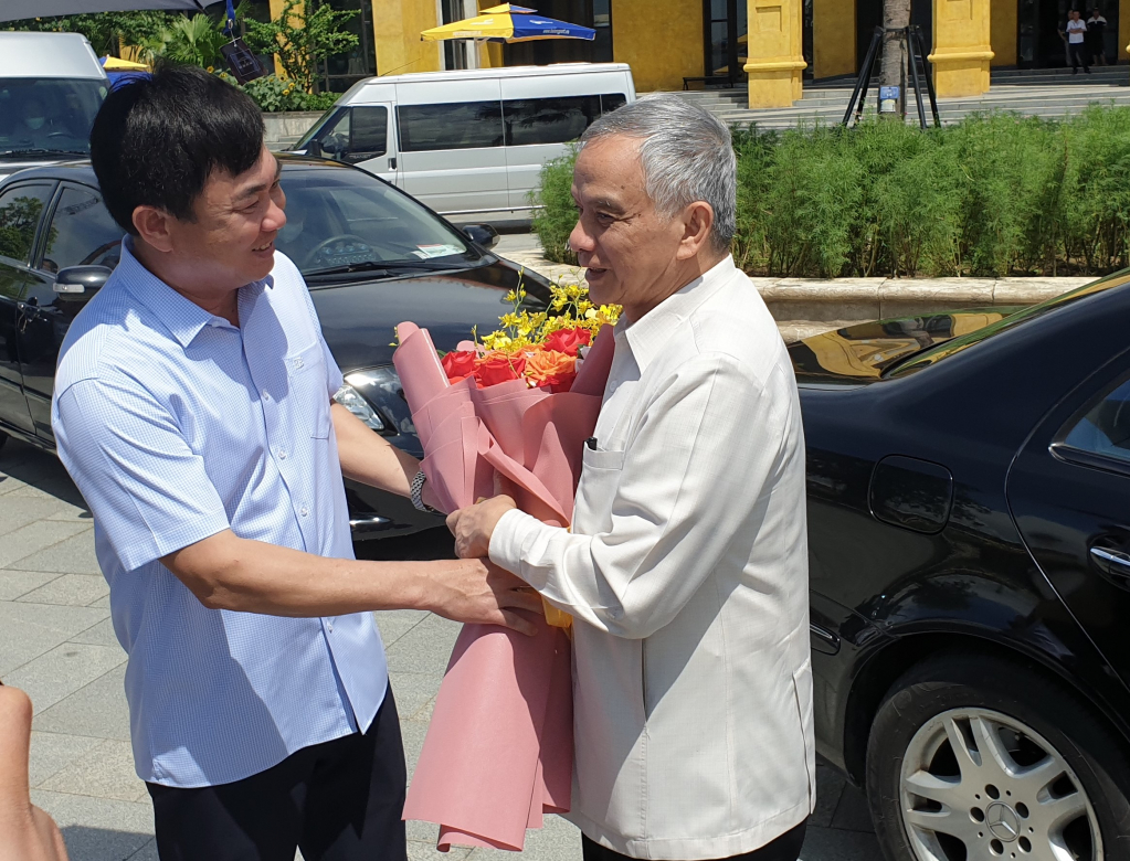 Đồng chí Ngô Hoàng Ngân Phó bí thư Thường trực Tỉnh ủy tặng hoa, chào đón đồng chí Sommad Pholsena Phó Chủ tịch Quốc hội CHDCND Lào và đoàn công tác.
