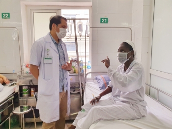 Bệnh nhân mắc sốt rét ác tính người Nigeria được bác sĩ Việt Nam đã cứu sống
