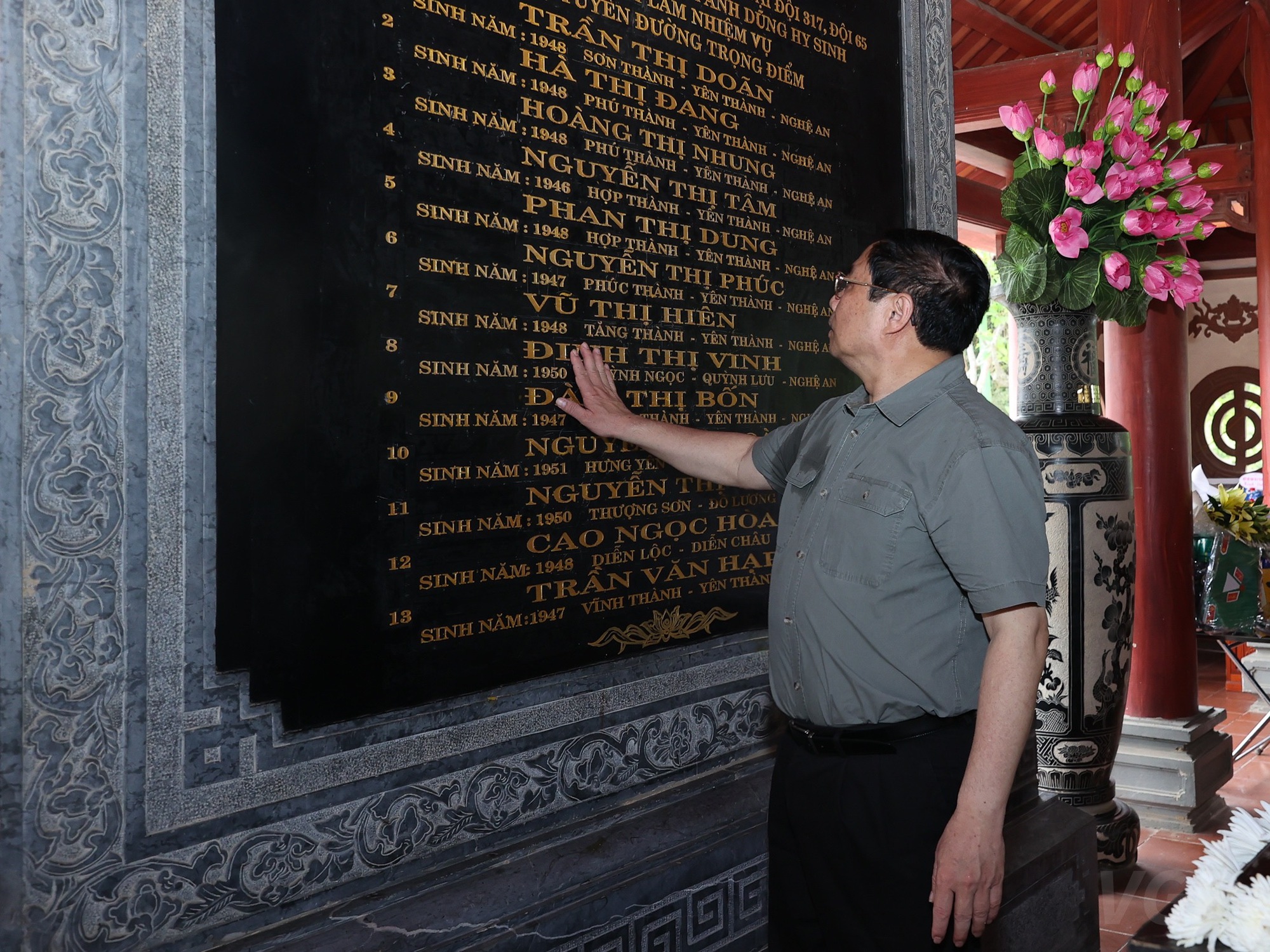 Thủ tướng dâng hương tưởng niệm Chủ tịch Hồ Chí Minh, tri ân anh hùng, liệt sĩ tại các ‘địa chỉ đỏ’ ở Nghệ An - Ảnh 10.