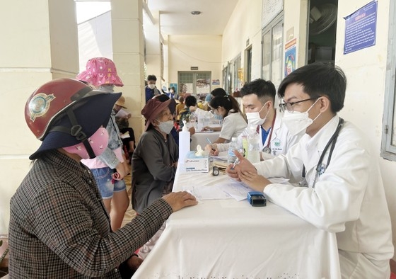 Khám bệnh, phát thuốc, tặng quà cho người dân, học sinh vùng biên giới Bình Phước