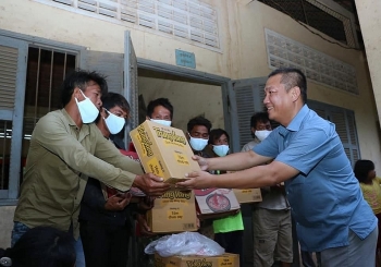 Đại sứ quán Việt Nam tại Campuchia thăm 7 gia đình gốc Việt có hoàn cảnh khó khăn