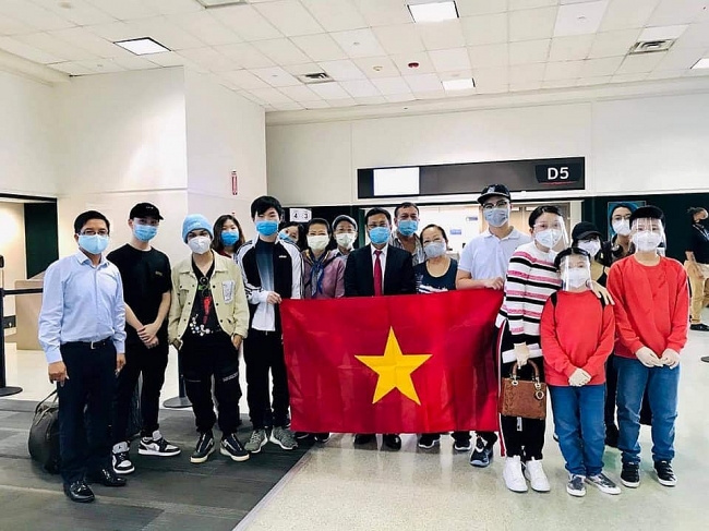 dua 347 cong dan viet nam tu houston my ve nuoc