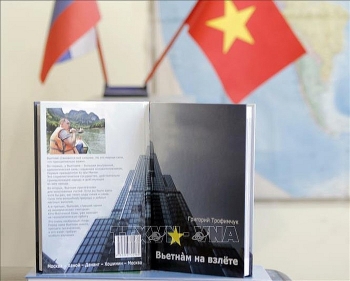 Chuyên gia quốc tế Nga ra mắt sách 200 trang về một Việt Nam đổi mới và hiện đại Chuyên gia quốc tế Nga ra mắt sách 200 trang về một Việt Nam đổi mới và hiện đại
