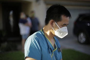 Thực hiện 27.000 xét nghiệm COVID-19, bác sĩ gốc Việt trở thành 