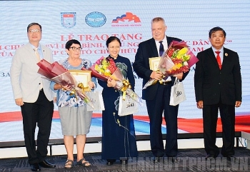 Trao Kỷ niệm chương tặng Tổng lãnh sự Liên bang Nga tại TP.HCM