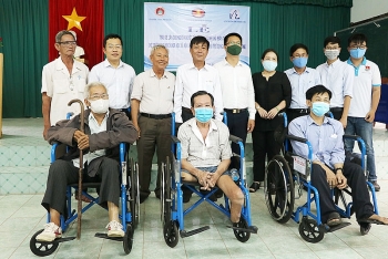 lawrence sting trao 180 xe lan 50 xe lac cho nguoi khuyet tat