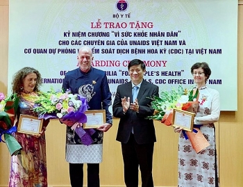 Tặng Kỷ niệm chương “Vì sức khỏe nhân dân” cho các chuyên gia UNAIDS và CDC Hoa Kỳ tại Việt Nam