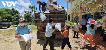 Cần Thơ gửi gạo, khẩu trang, dung dịch sát khuẩn quà tới bà con gốc Việt tại Campuchia