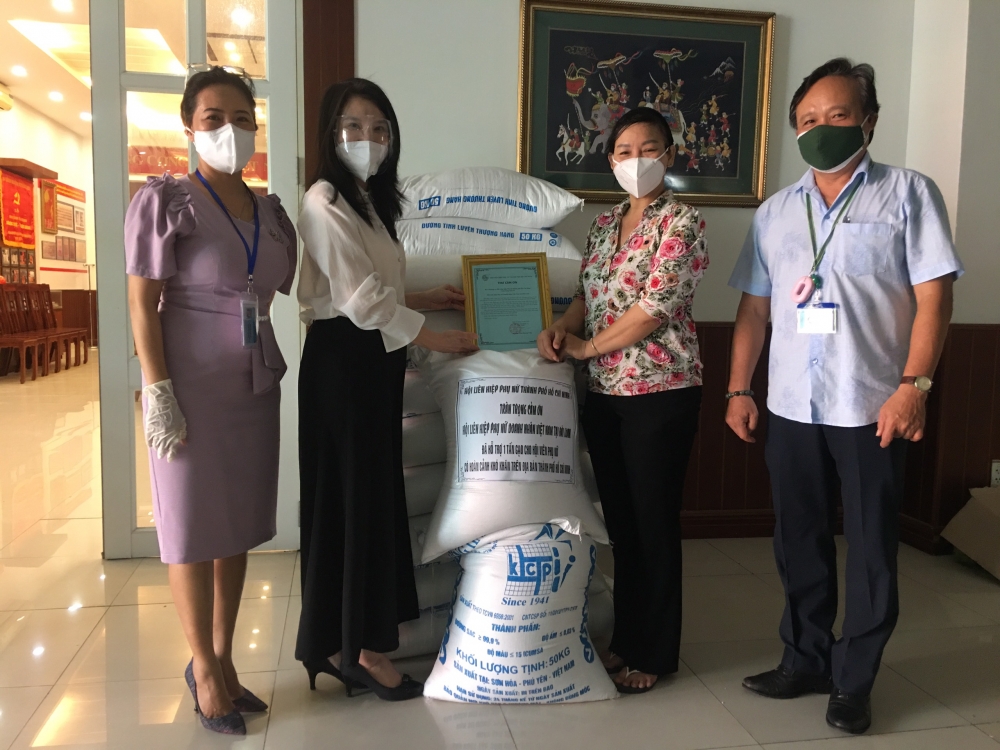 Liên hiệp Phụ nữ Doanh nhân Việt Nam tại Đài Loan (Trung Quốc) tặng 1 tấn gạo cho TP.HCM