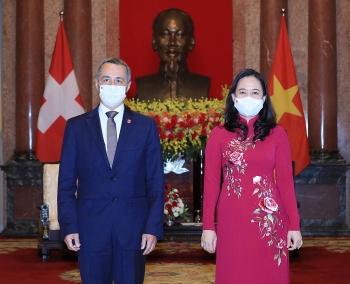 Thuỵ Sỹ hỗ trợ vật tư y tế trị giá 120 tỷ giúp Việt Nam chống dịch Covid-19 Thuỵ Sỹ hỗ trợ vật tư y tế trị giá 120 tỷ giúp Việt Nam chống dịch Covid-19