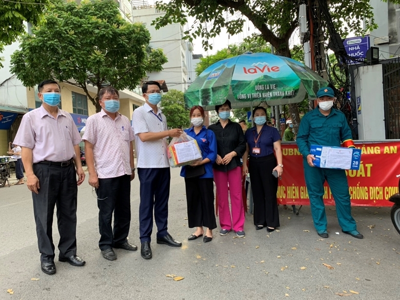 Đại sứ quán Bangladesh tại Việt Nam tặng quà cho người dân gặp khó khăn do Covid-19 tại Hà Nội