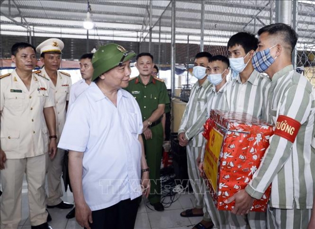 Chủ tịch nước kiểm tra công tác đặc xá tại Trại giam Xuân Lộc