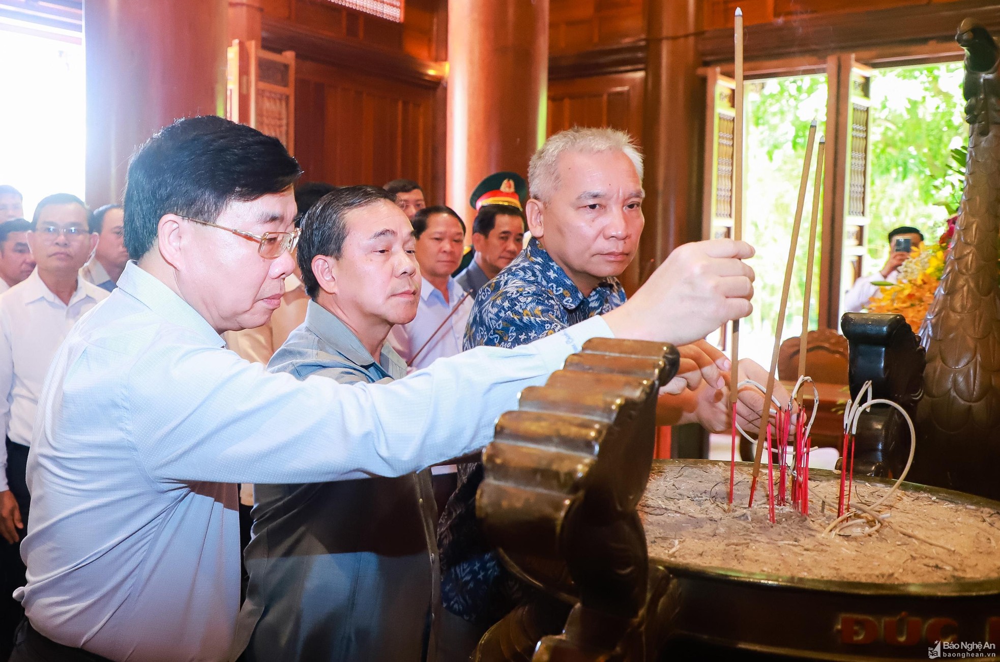 Đoàn đại biểu Việt Nam - Lào dâng hương tưởng niệm Chủ tịch Hồ Chí Minh ảnh 4