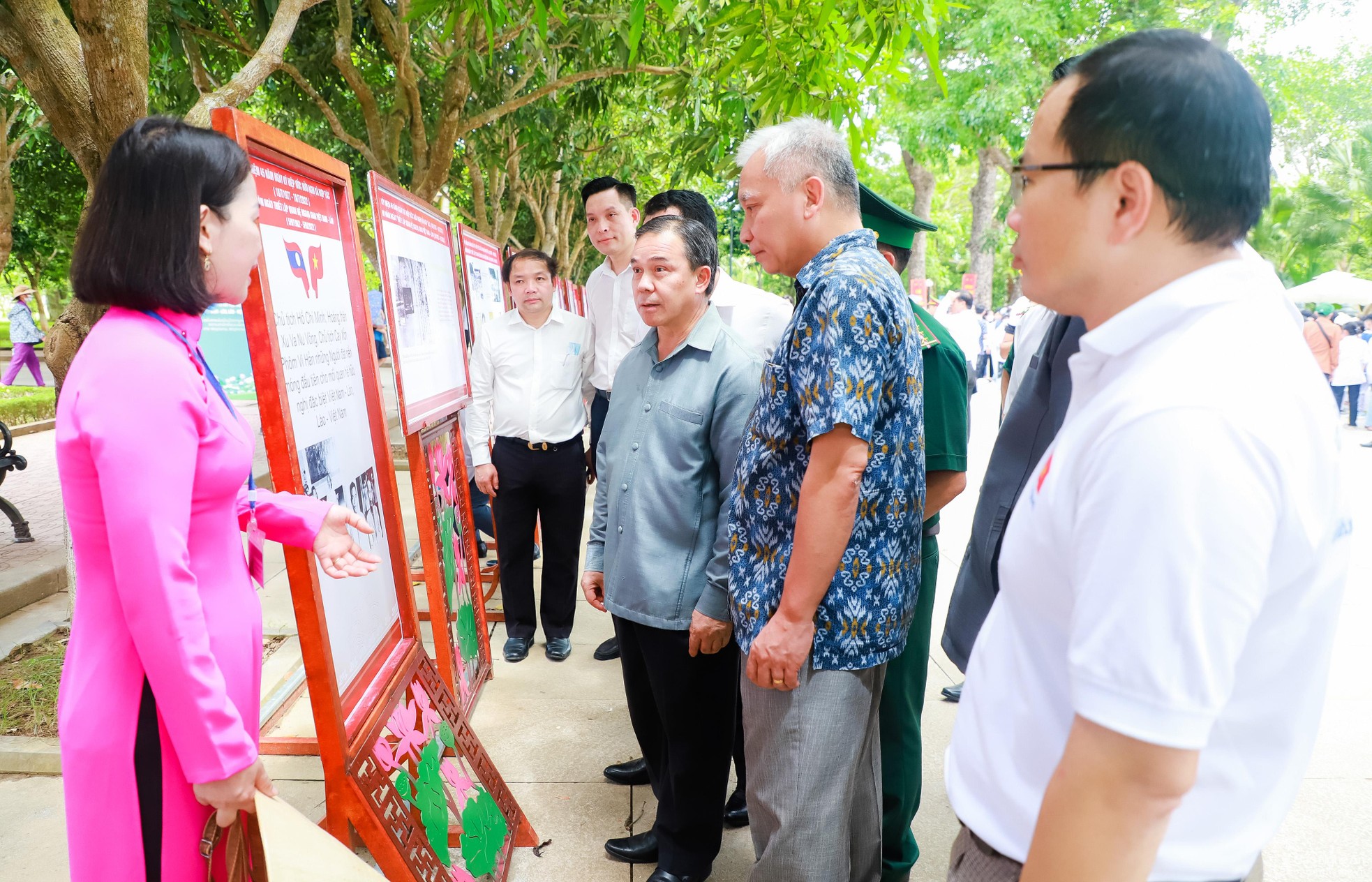 Đoàn đại biểu Việt Nam - Lào dâng hương tưởng niệm Chủ tịch Hồ Chí Minh ảnh 9