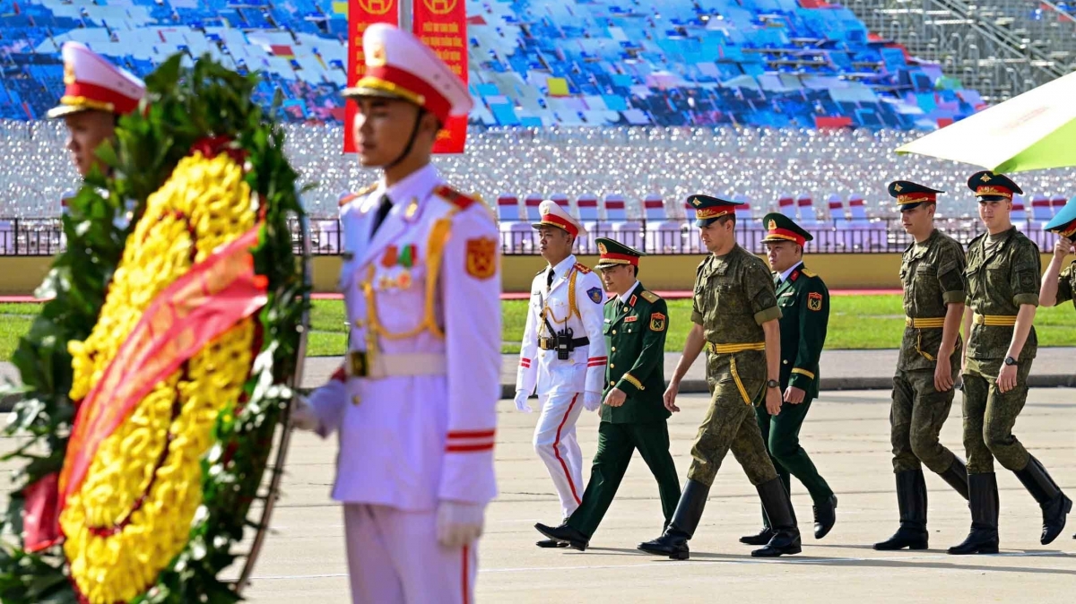 Quân nhân Nga, Lào và Campuchia vào Lăng viếng Chủ tịch Hồ Chí Minh