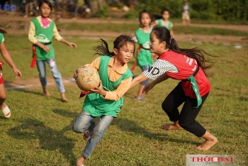 Cô bé khiếm thính thay đổi cuộc sống nhờ bóng bầu dục