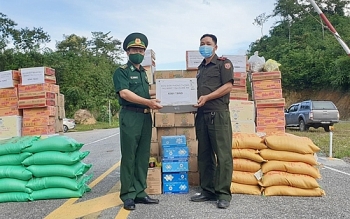 BĐBP Nghệ An tặng quà cho lực lượng vũ trang và nhân dân biên giới tỉnh Hủa Phăn, Lào