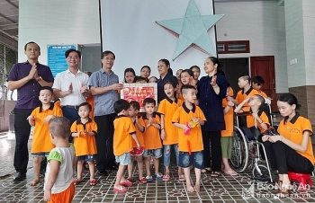 Tặng quà trung thu cho trẻ mồ côi, khuyết tật, trẻ em ở vùng biên giới Nghệ An