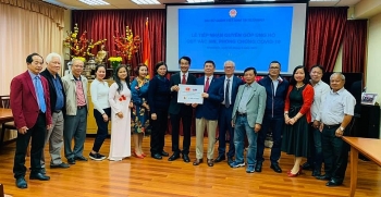 Người Việt tại Slovakia trao 11.480 euro cho Quỹ vaccine phòng chống Covid-19