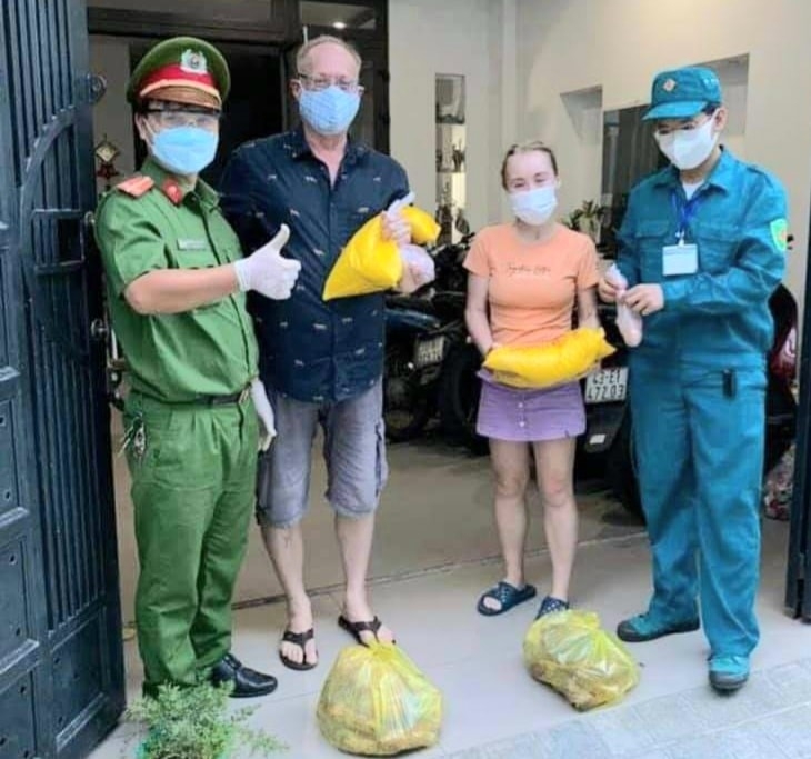 Người nước ngoài ở Việt Nam bất ngờ và cảm kích khi nhận được quà hỗ trợ