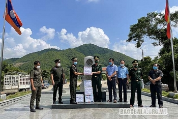 Lực lượng bảo vệ biên giới tỉnh Hủa Phăn (Lào) tặng quà Bộ đội Biên phòng Sơn La