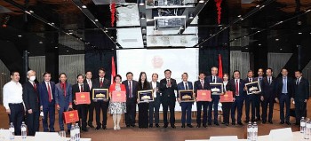 Cuộc ''tiếp xúc cử tri đặc biệt'' của Chủ tịch Quốc hội Vương Đình Huệ và người Việt ở 6 nước Châu Âu Cuộc ''tiếp xúc cử tri đặc biệt'' của Chủ tịch Quốc hội Vương Đình Huệ và người Việt ở 6 nước Châu Âu