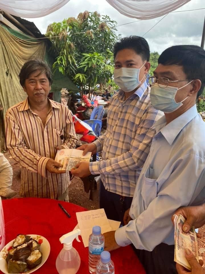 Tặng quà cho các hộ gia đình gốc Việt gặp khó khăn tại tỉnh Takeo, tỉnh Koh Kong (Campuchia)