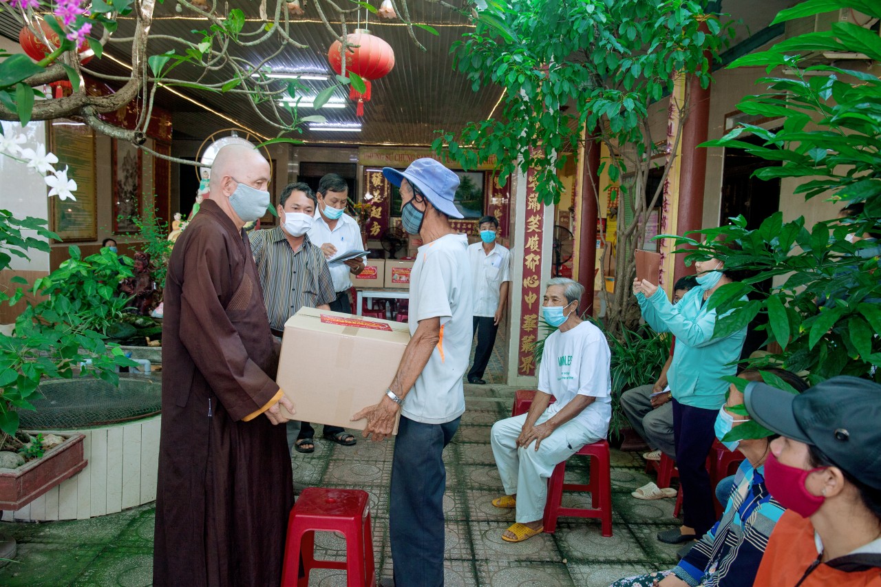 Gia đình ca sĩ Việt kiều Hà Phương tặng 1.000 suất quà và tiền mặt cho người dân TP.HCM, Bình Định và Khánh Hoà