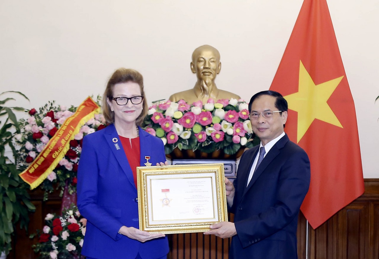 Bộ trưởng Ngoại giao Bùi Thanh Sơn trao  Kỷ niệm chương “Vì sự nghiệp Ngoại giao” và tiếp  Bà Caitlin Wiesen, Đại diện thường trú UNDP tại Việt Nam