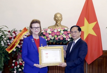 Trao Kỷ niệm chương Vì sự nghiệp Ngoại giao cho Đại diện thường trú UNDP tại Việt Nam Caitlin Wiesen