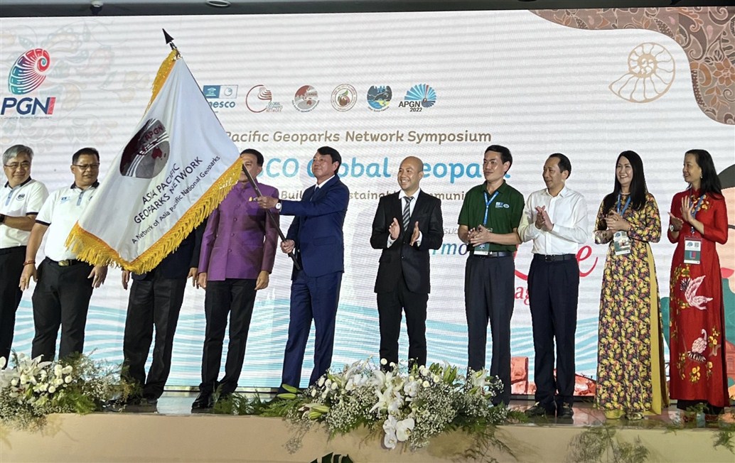 Cao Bằng nhận cờ đăng cai Hội nghị Quốc tế lần thứ 8 của mạng lưới CVĐC Toàn cầu UNESCO khu vực châu Á Thái Bình Dương 2024