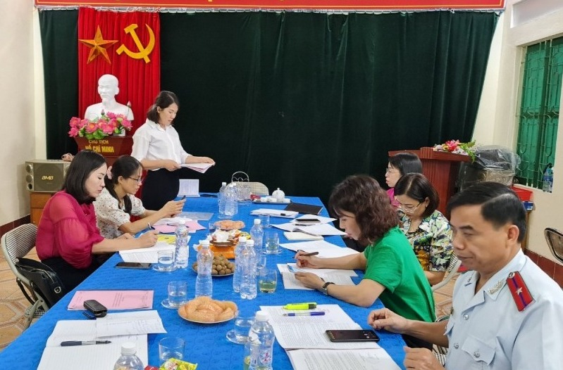 Đoàn giám sát của Hội LHPN tỉnh nghe báo cáo chuyên đề về thực hiện các quy định của nhà nước đối với lao động nữ và bình đẳng giới tại trường mầm non Vân Anh, phường Quảng Yên (TX Quảng Yên).