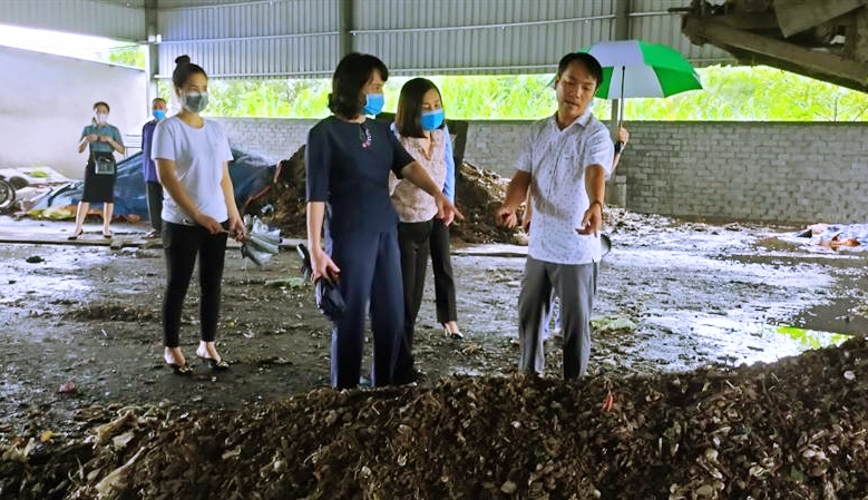 án bộ Hội LHPN tỉnh tham gia giám sát chuyên đề tại Công ty CP Xử lý chất thải miền Đông (xã Quảng Nghĩa, TP Móng Cái).