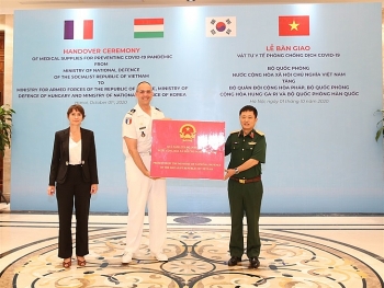 Bộ Quốc phòng Việt Nam trao vật tư y tế phòng COVID-19 cho quân đội Pháp, Hàn Quốc và Hungary