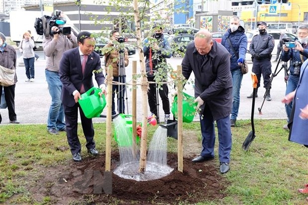 Đặt phiến đá tại vị trí dự kiến xây tượng đài Bác Hồ thứ 5 tại Nga