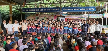 Trường THCS Từ Sơn (Bắc Ninh) và Liên hiệp hữu nghị tỉnh Yên Bái tặng quà các em học sinh huyện Mù Cang Chải