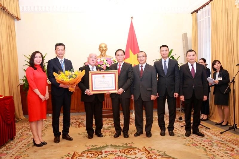 Việt Nam trao Huân chương Hữu nghị cho Cố vấn đặc biệt của Thủ tướng Nhật Bản vì những đóng góp cho mối quan hệ hai nước